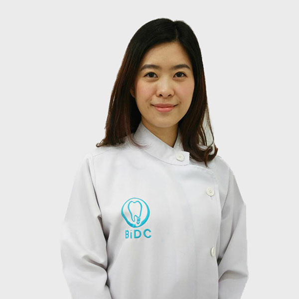 ทันตแพทย์หญิง สุดธิดา ตันศิริรุ่งเรื่อง DDS., MSc.,